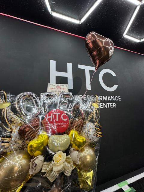 HTCロゴとオープン記念のギフト