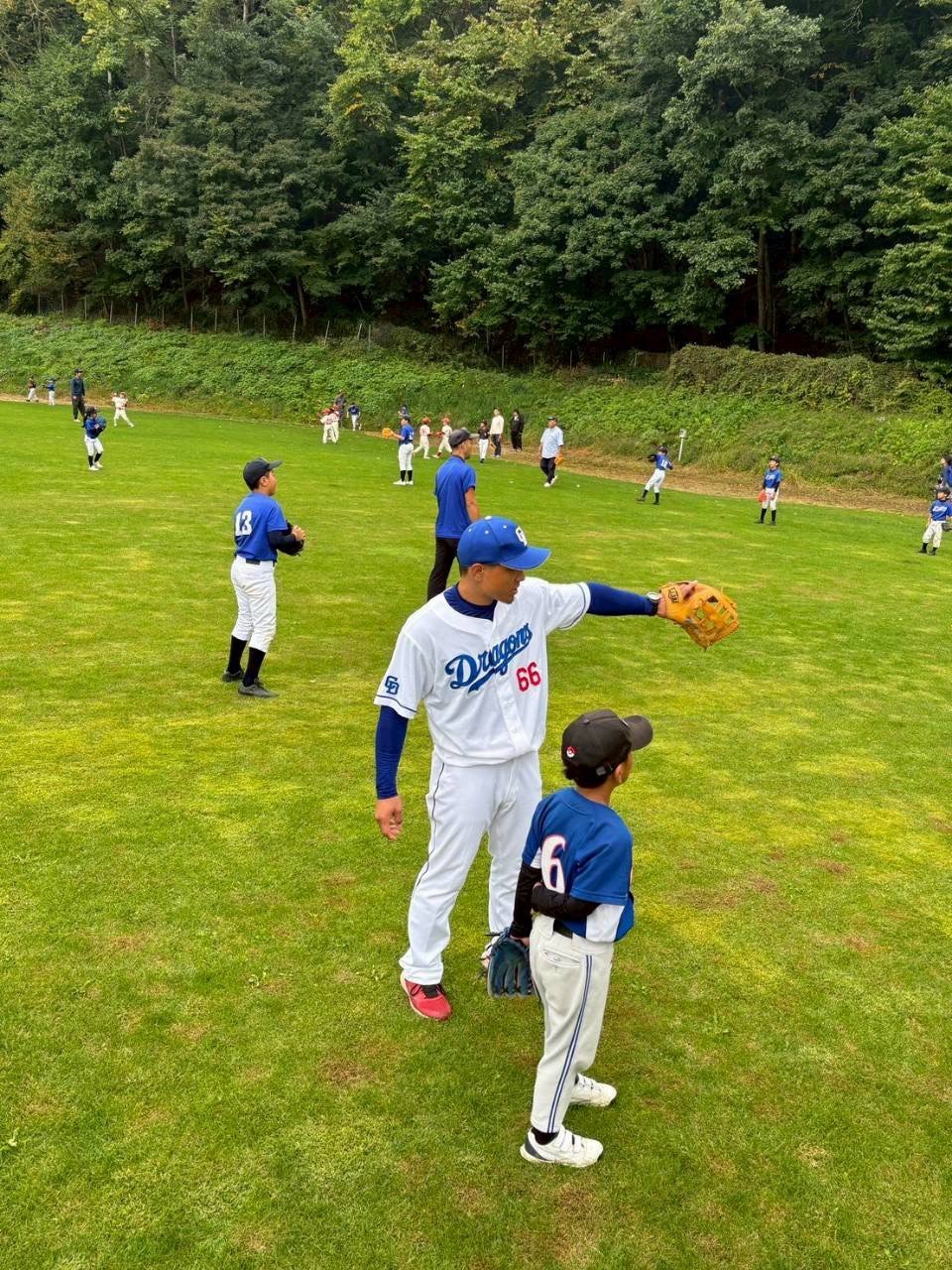 中日ドラゴンズジュニアで子どもたちを指導する古本